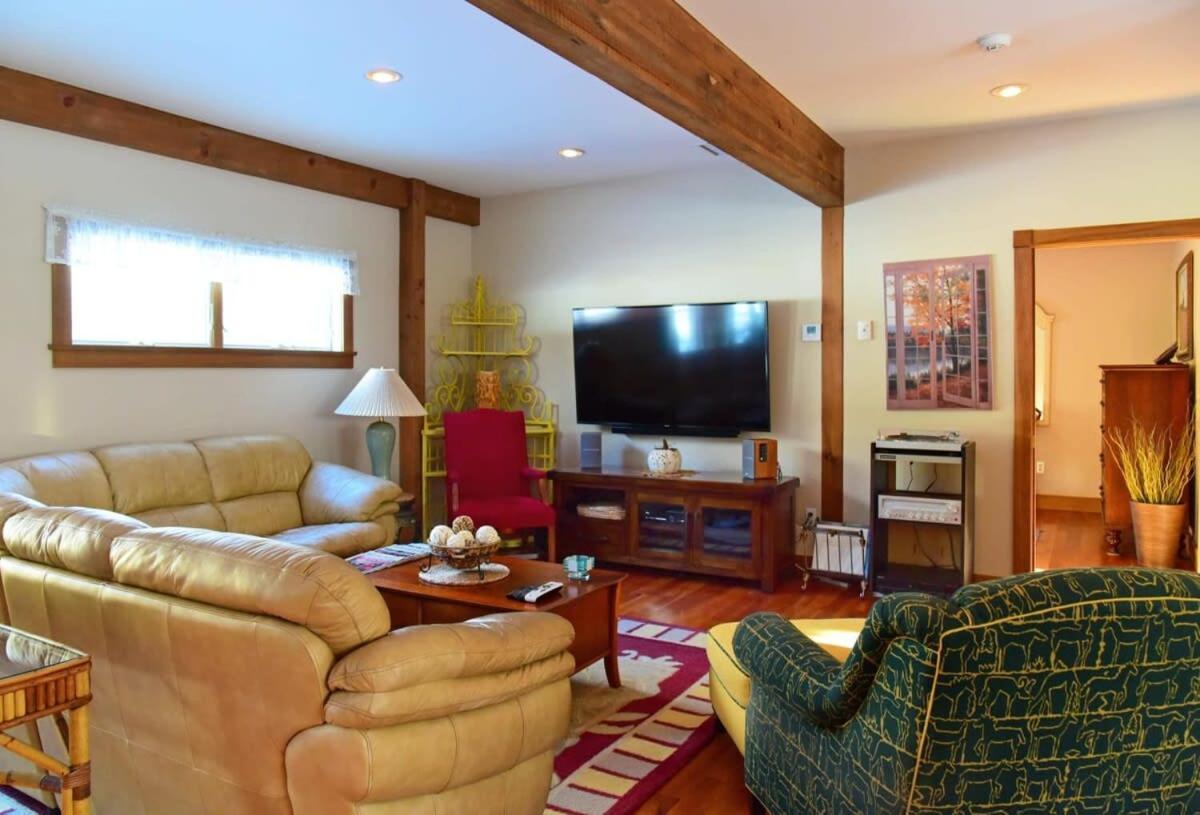 Berkshire Vacation Rentals: Peaceful Post And Beam Loft Sleeps 9 New Marlborough Exterior photo