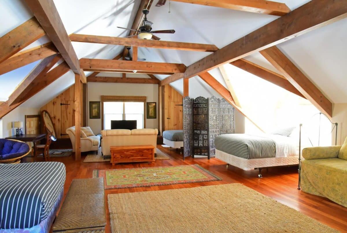 Berkshire Vacation Rentals: Peaceful Post And Beam Loft Sleeps 9 New Marlborough Exterior photo