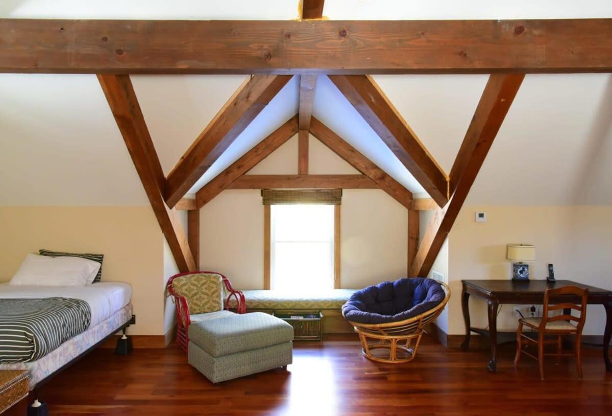 Berkshire Vacation Rentals: Peaceful Post And Beam Loft Sleeps 9 New Marlborough Exterior photo