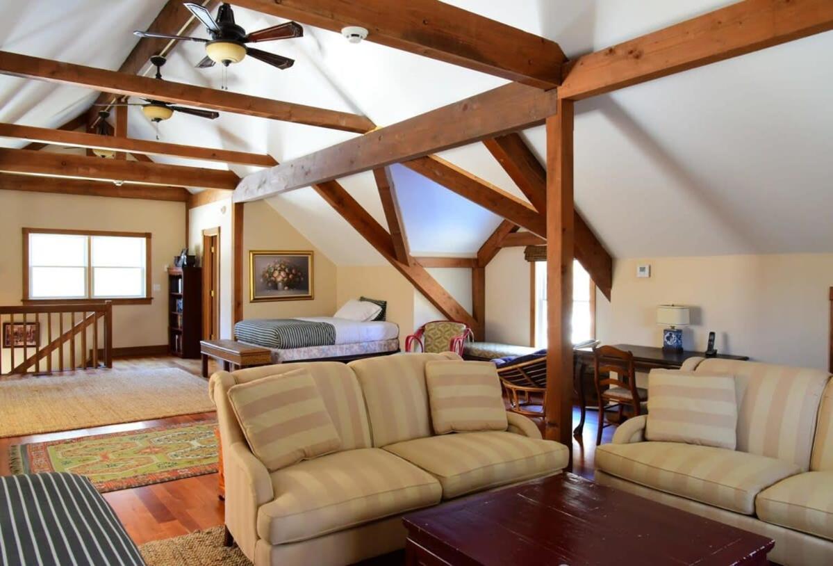 Berkshire Vacation Rentals: Peaceful Post And Beam Loft Sleeps 9 New Marlborough Exterior photo