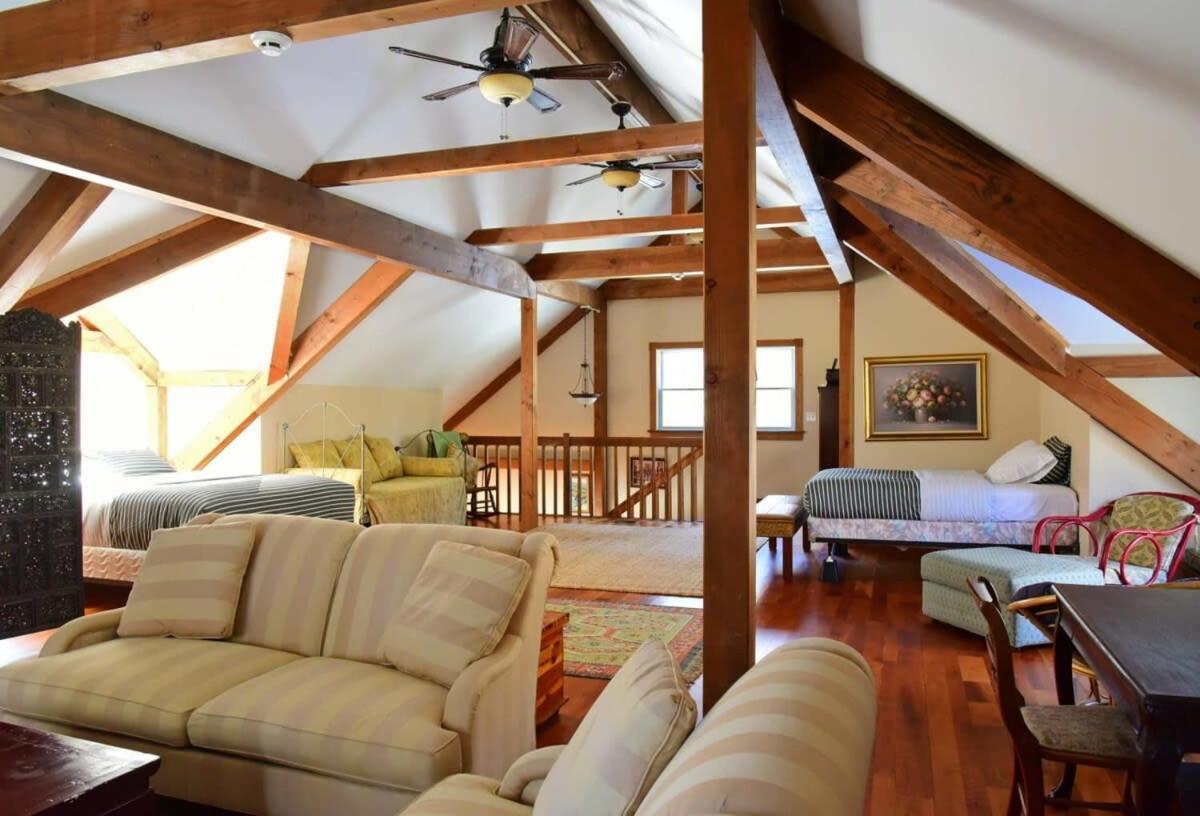 Berkshire Vacation Rentals: Peaceful Post And Beam Loft Sleeps 9 New Marlborough Exterior photo